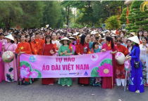 5.000 phụ nữ Đồng Tháp diện áo dài hoa sen