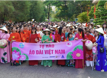 5.000 phụ nữ Đồng Tháp diện áo dài hoa sen